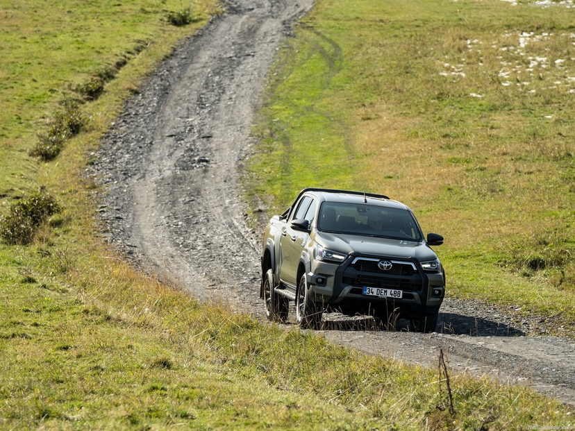 Toyota Hilux 2021: Güç, Dayanıklılık ve Yenilenen Tasarımın Zirvesi